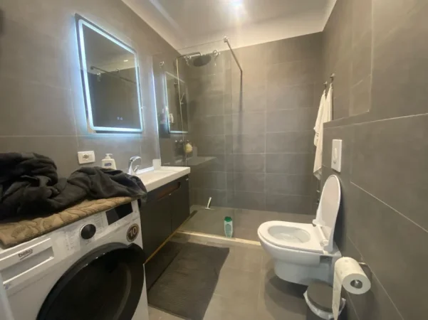 Tirane, jepet me qera apartament 1+1 Kati 10, 64 m² 700 € (Ali Demi)