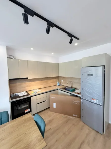 Tirane, jepet me qera apartament 2+1+Ballkon , 90 m² (Univers City)