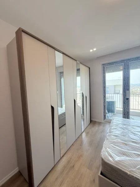 Tirane, jepet me qera apartament 2+1+Ballkon , 90 m² (Univers City)