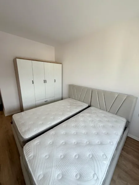 Tirane, jepet me qera apartament 2+1+Ballkon , 90 m² (Univers City)