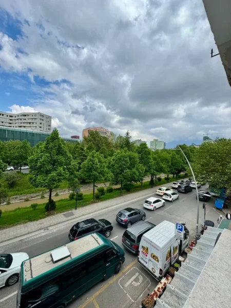 🏠 Jepet me Qera: Amb. 68m² (📍Vasil Shanto - Fiks tek Kryqëzimi)🔥 Super vendndodhje || Buzë Rruge ✨️  700€  / Muaji 💶💶