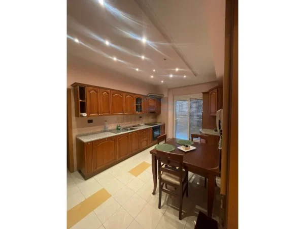 Tirane, jepet me qera apartament 2+1 Kati 6, 116 m² 1.200 € (Bllok)