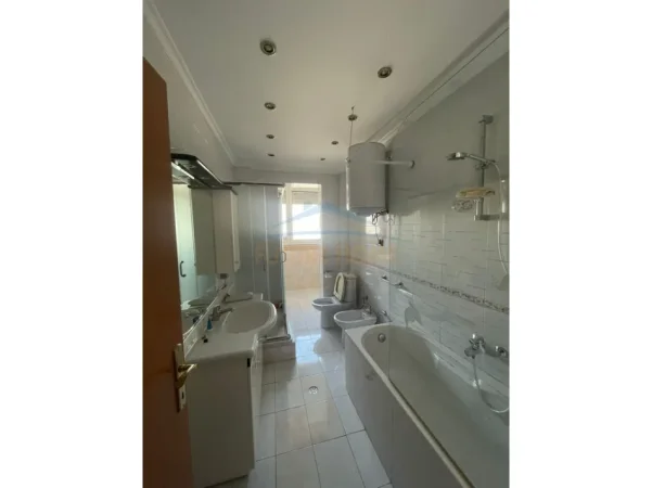 Tirane, jepet me qera apartament 2+1 Kati 6, 116 m² 1.200 € (Bllok)