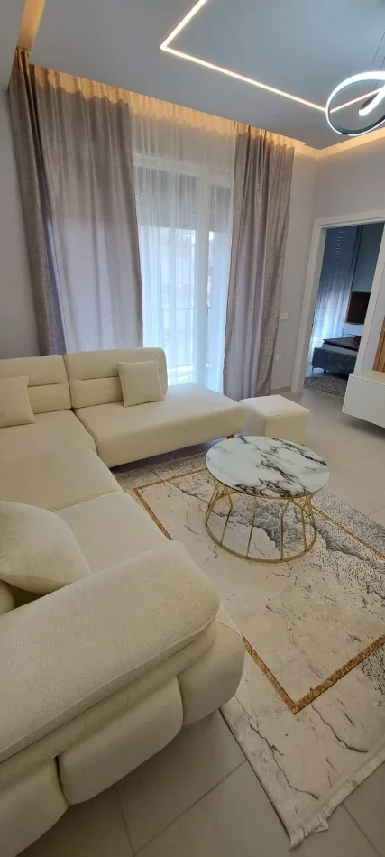 Tirane, jepet me qera apartament 2+1 Kati 5, 600 € (5 Maji)