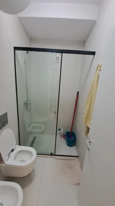 Tirane, jepet me qera apartament 2+1 Kati 5, 600 € (5 Maji)