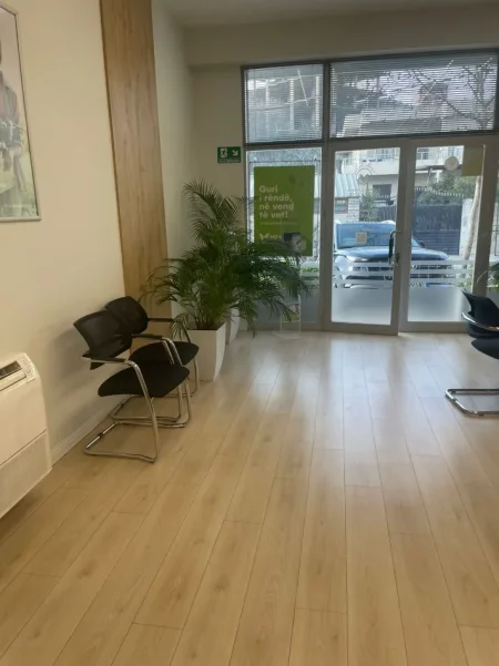 Tirane, jepet me qera ambjent biznesi Kati 0, 95 m² 650 € (Paskuqan)