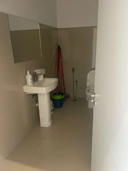 Tirane, jepet me qera ambjent biznesi Kati 0, 95 m² 650 € (Paskuqan)