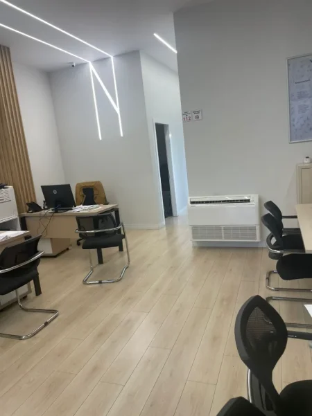 Tirane, jepet me qera ambjent biznesi Kati 0, 95 m² 650 € (Paskuqan)