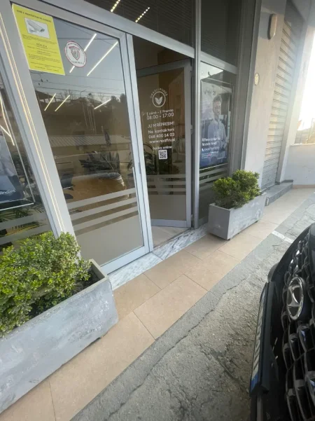 Tirane, jepet me qera ambjent biznesi Kati 0, 95 m² 650 € (Paskuqan)