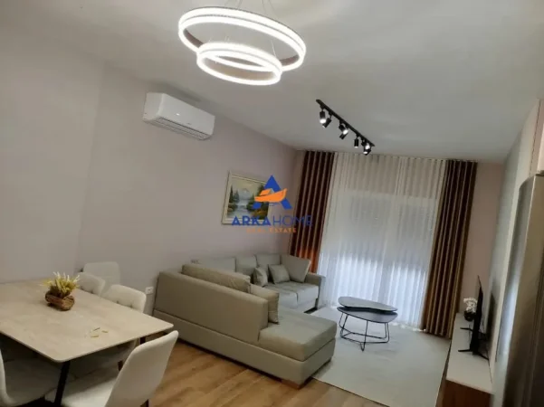 Tirane, jepet me qera apartament 1+1+Ballkon Kati 5, 80 m² 732 € 