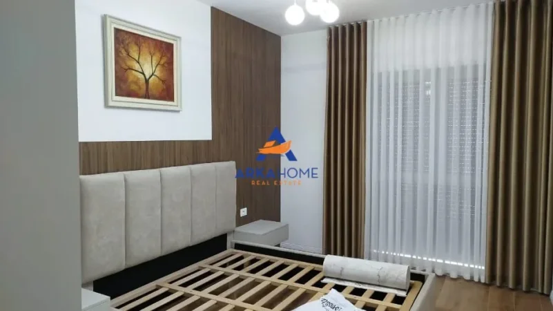Tirane, jepet me qera apartament 1+1+Ballkon Kati 5, 80 m² 732 € 