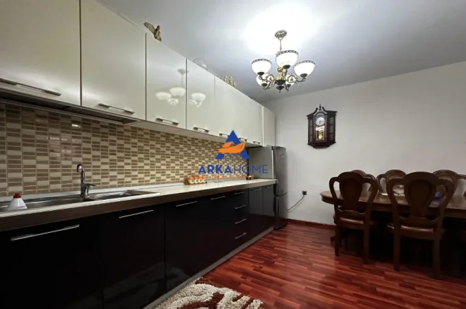 Tirane, jepet me qera apartament 2+1+Ballkon Kati 5, 100 m² 700 € 