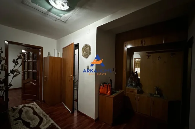 Tirane, jepet me qera apartament 2+1+Ballkon Kati 5, 100 m² 700 € 