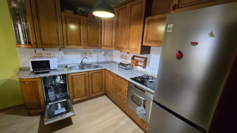 Tirane, jepet me qera apartament 2+1 Kati 3, 92 m² 1.000 € (Blloku)