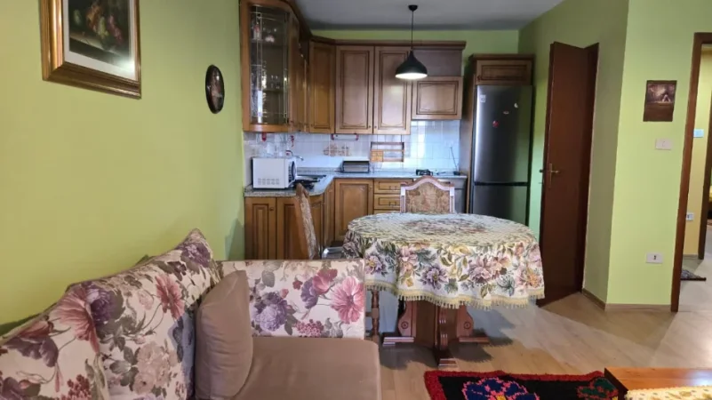 Tirane, jepet me qera apartament 2+1 Kati 3, 92 m² 1.000 € (Blloku)