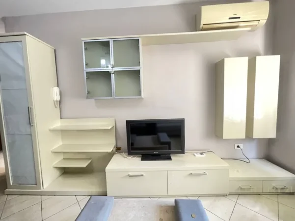 Tirane, jepet me qera apartament 1+1+Aneks+Ballkon Kati 3, 50 m² 550 € (ish parku i autobusave)