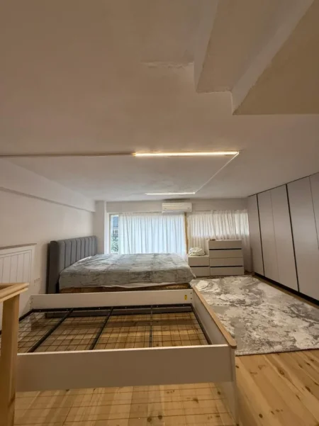 Tirane, jepet me qera apartament duplex 1+1+Ballkon Kati 4, 650 € (Selvia)