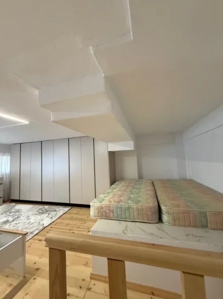 Tirane, jepet me qera apartament duplex 1+1+Ballkon Kati 4, 650 € (Selvia)