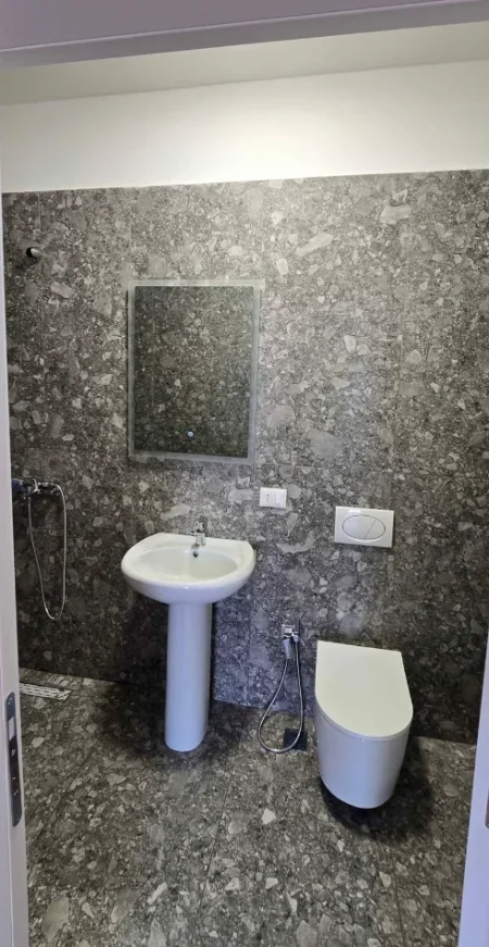 Tirane, jepet me qera ambjent biznesi Kati 4, 110 m² 700 € (DON BOSKO)