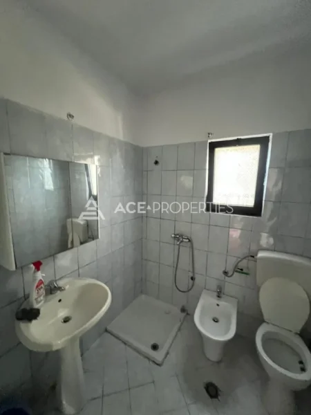 Durres, jepet me qera shtepi 1+1 Kati 1, 80 m² 300 € (Durres ,ish kenet)