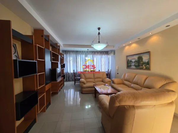 Vlore, jepet me qera apartament 3+1+Ballkon Kati 4, 120 m² 300 € (Rruga Fiqirete Musta)