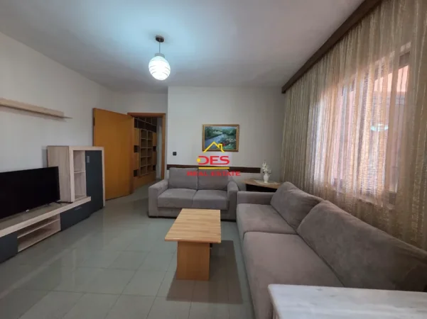 Vlore, jepet me qera apartament 3+1+Ballkon Kati 4, 120 m² 300 € (Rruga Fiqirete Musta)