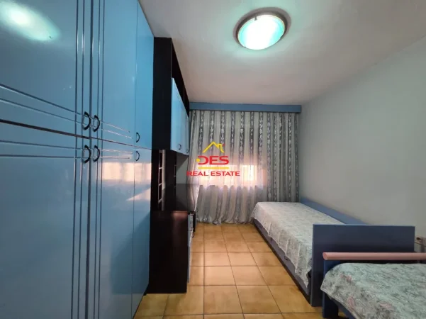 Vlore, jepet me qera apartament 3+1+Ballkon Kati 4, 120 m² 300 € (Rruga Fiqirete Musta)