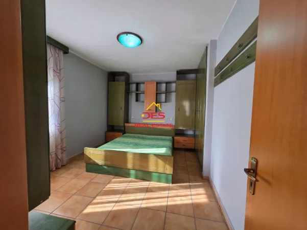 Vlore, jepet me qera apartament 3+1+Ballkon Kati 4, 120 m² 300 € (Rruga Fiqirete Musta)