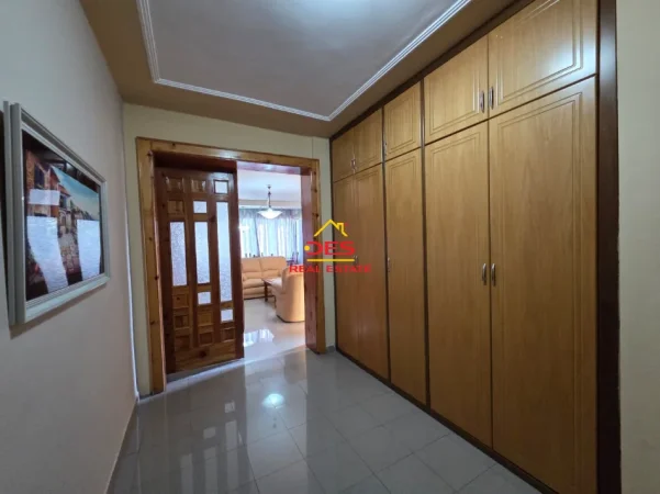 Vlore, jepet me qera apartament 3+1+Ballkon Kati 4, 120 m² 300 € (Rruga Fiqirete Musta)