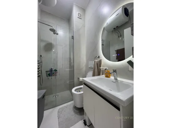 Tirane, jap me qera apartament 1+1 Kati 6, 50 m² 450 € (Ali Demi)