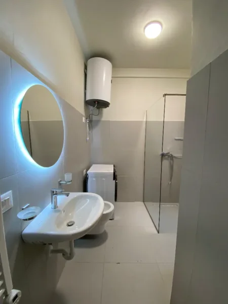 Tirane, jepet me qera apartament 1+1 Kati 3, 80 m² 650 € (astir)