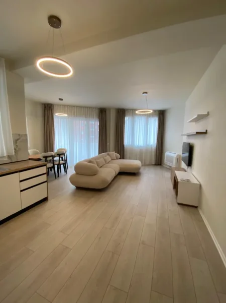 Tirane, jepet me qera apartament 1+1 Kati 3, 80 m² 650 € (astir)