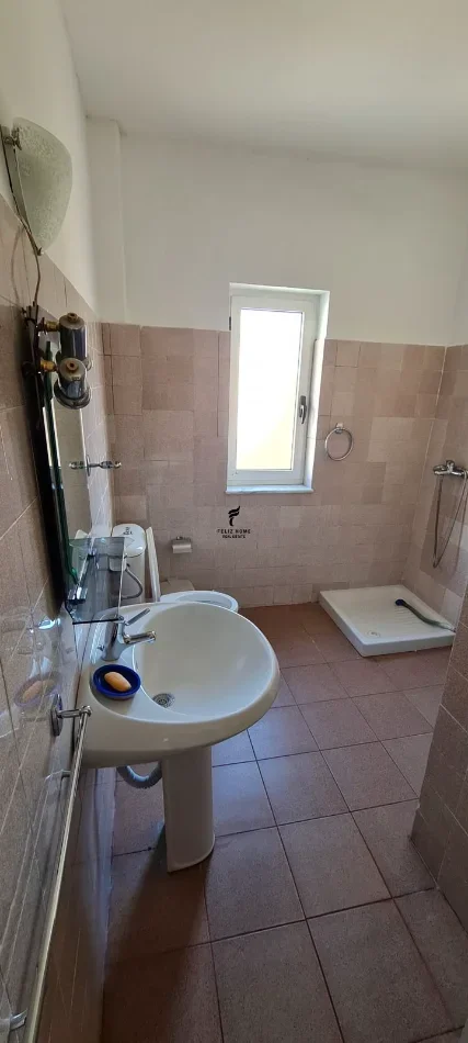 Tirane, jepet me qera apartament 2+1 Kati 4, 87 m² 500 € (PAZARI I RI)