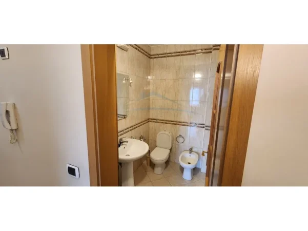 Tirane, jepet me qera apartament 2+1+2 Kati 6, 104 m² 850 € (BLLOK , Rruga Sami Frasheri)