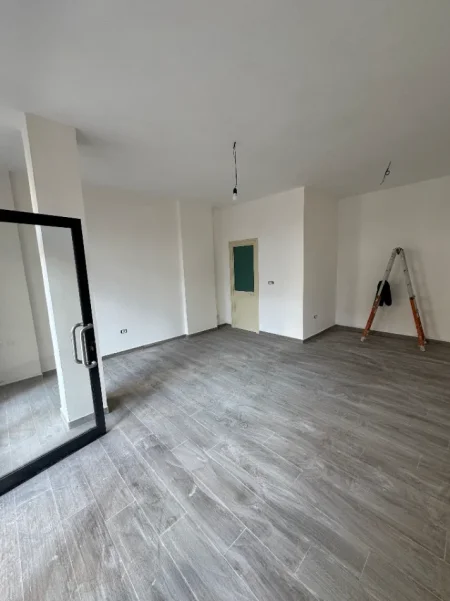 Tirane, jepet me qera dyqan Kati 1, 33 m² 470 € (Rruga Emin Duraku)