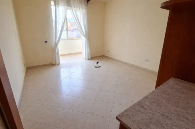 Tirane, jepet me qera zyre Kati 4, 87 m² 500 € (PAZARI I RI)