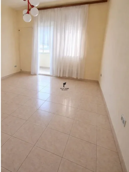 Tirane, jepet me qera zyre Kati 4, 87 m² 500 € (PAZARI I RI)