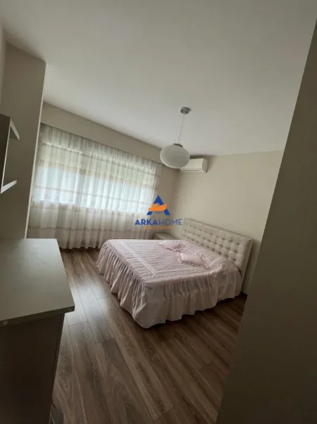 Tirane, jepet me qera apartament 2+1+Ballkon Kati 2, 130 m² 1.500 € 
