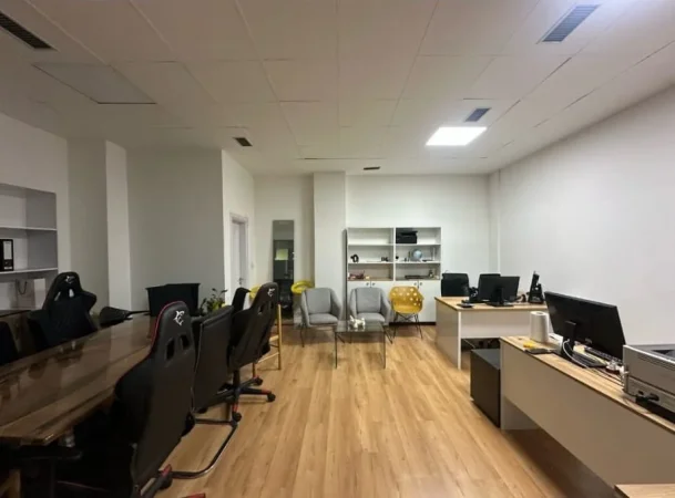 Tirane, jepet me qera zyre Kati 1, 50 m² 520 € (Rruga e Kavajes)