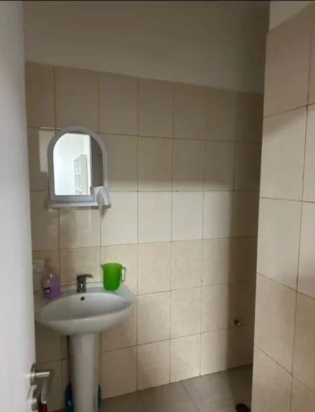 Tirane, jepet me qera zyre Kati 1, 50 m² 520 € (Rruga e Kavajes)