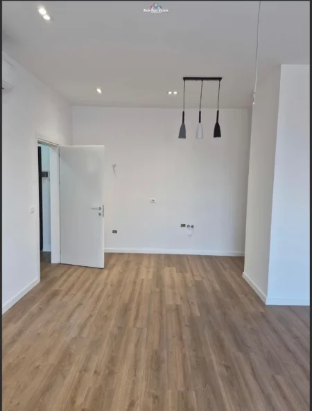 Tirane, jepet me qera zyre Kati 2, 65 m² 680 € (prane Mabetex Group)