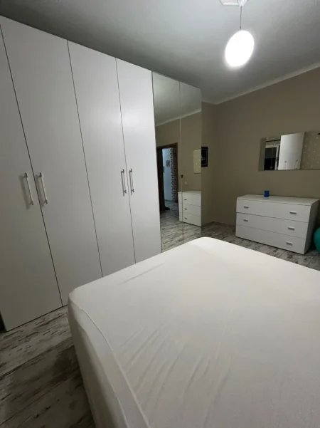 Tirane, jepet me qera apartament 2+1 Kati 4, 90 m² 650 € (Komuna e Parisit)