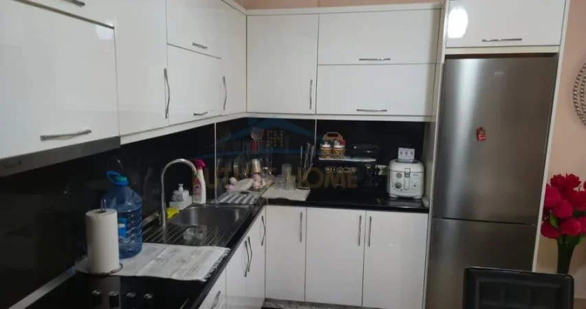 Tirane, shitet apartament 2+1+Ballkon Kati 3, 88 m² 115.000 € (misto mame)