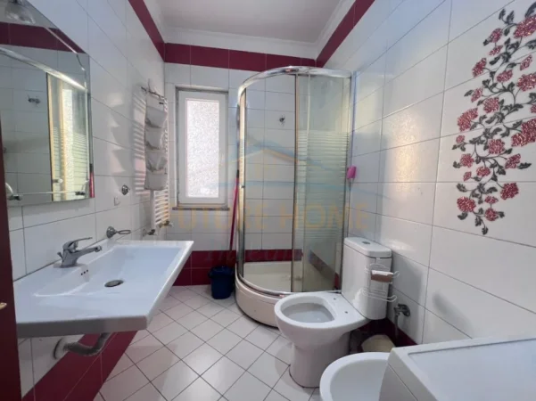 Tirane, jepet me qera apartament 1+1+Ballkon Kati 5, 45.000 Leke  (Porcelan, Rruga Xhanfize Keko)