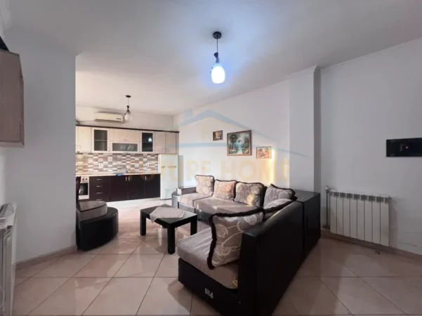 Tirane, jepet me qera apartament 1+1+Ballkon Kati 5, 45.000 Leke  (Porcelan, Rruga Xhanfize Keko)