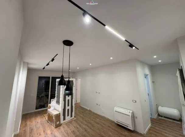 Tirane, jepet me qera apartament 1+1+Ballkon Kati 2, 61 m² 680 € (E88)