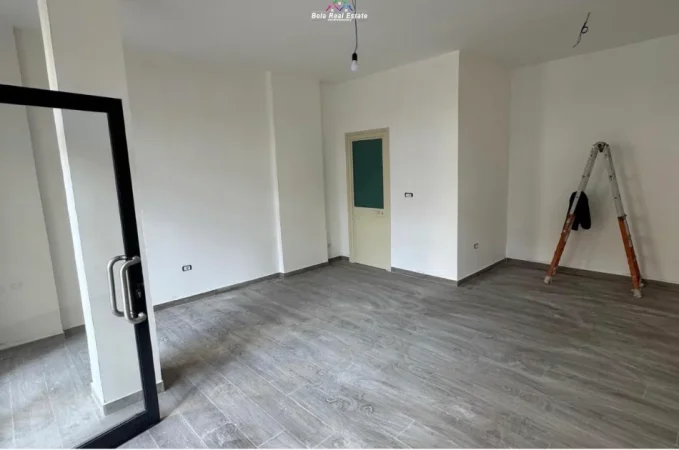 Tirane, jepet me qera dyqan Kati 1, 33 m² 470 € (Prane Stadiumit Dinamo)