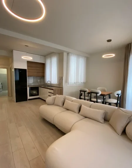 Tirane, jepet me qera apartament 1+1 , 80 m² 650 € 