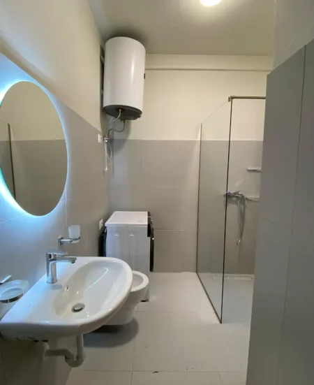 Tirane, jepet me qera apartament 1+1 , 80 m² 650 € 