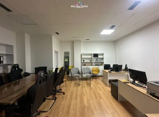 Tirane, jepet me qera zyre Kati 1, 50 m² 520 € (rruga e kavajes)